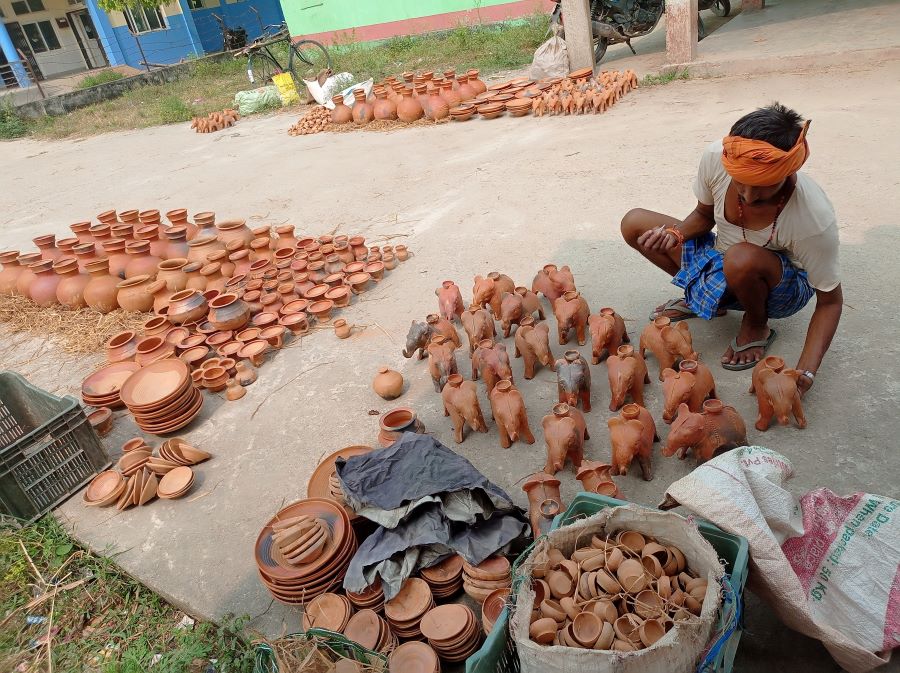 मिथिलाका शिल्पी माटामा खेल्दै, हाटबजारमा जताततै माटाका भाँडा