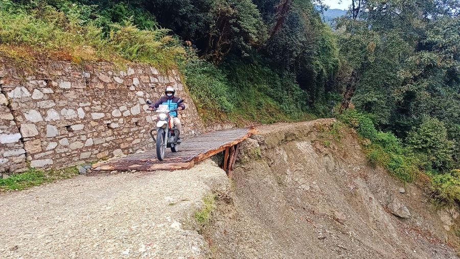 पोखरेबगर–चित्रे सडक मर्मत नहुँदा पर्यटकलाई सास्ती